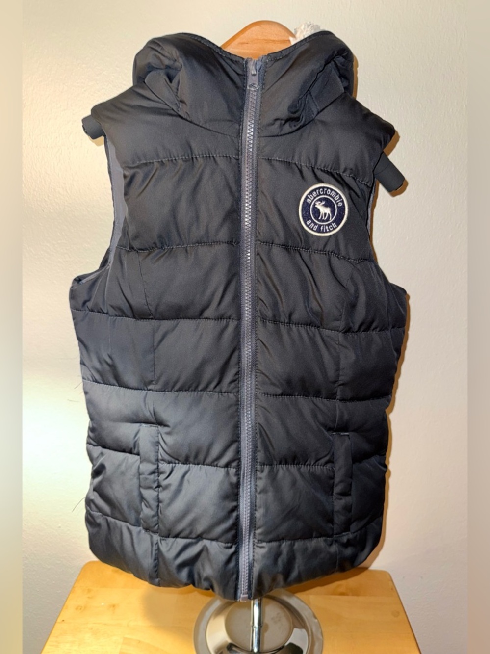 Abercrombie kids Sherpa lined black puffer vest, size M
